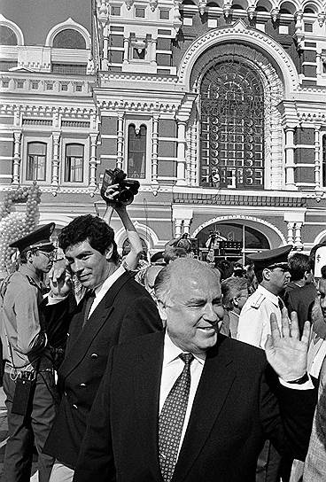 Форум «Время жить в России», прошедший в сентябре 1996 года стал одним из самых успешных для Нижегородской ярмарки. Борис Немцов открывает выставку с премьер-министром Виктором Черномырдиным