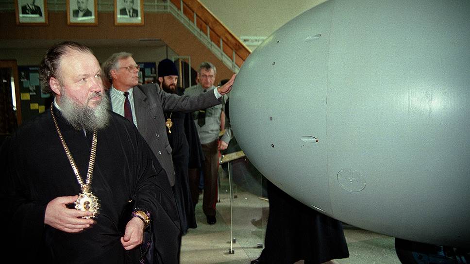 30 мая 1996 года, Саров. Митрополит Смоленский и Калининградский Кирилл у атомной бомбы РДС-37 в музее ядерного оружия