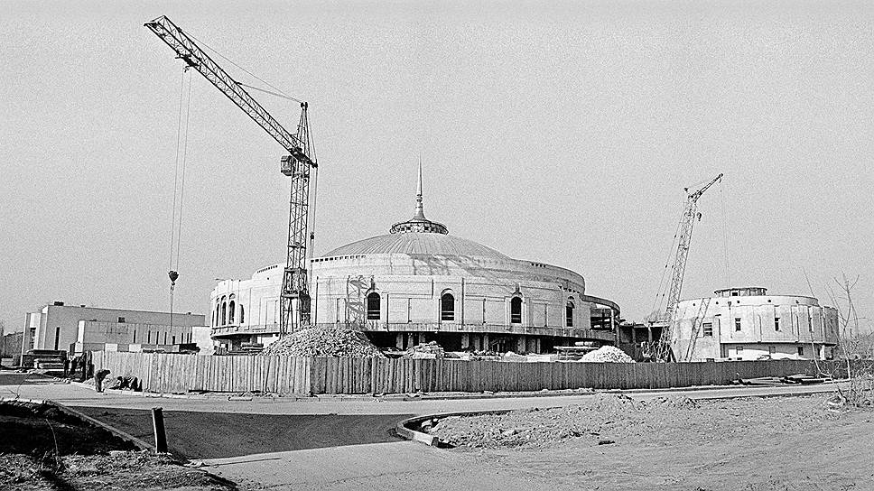 Апрель 1999 года. Строительство нового здания нижегородского цирка, начатое еще в СССР, оставалось замороженным много лет