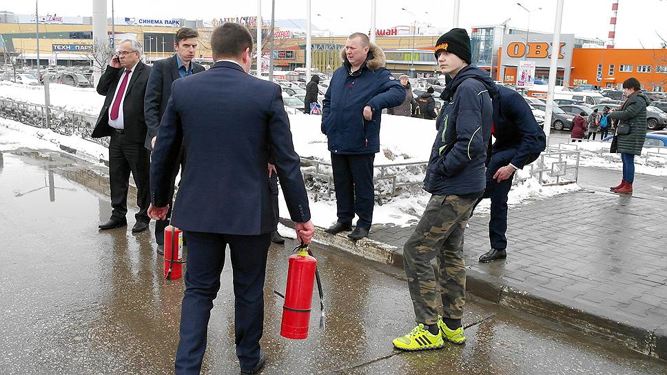 Персонал торговых центров зачастую знаком с огнетушителями только по кинофильмам