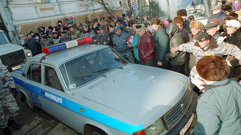 Сегодня невозможно представить такой активности толпы, которая препятствовала выезду автозака с Клименьевым из здания облсуда. ОМОНу с трудом удавалось сдерживать протестующих