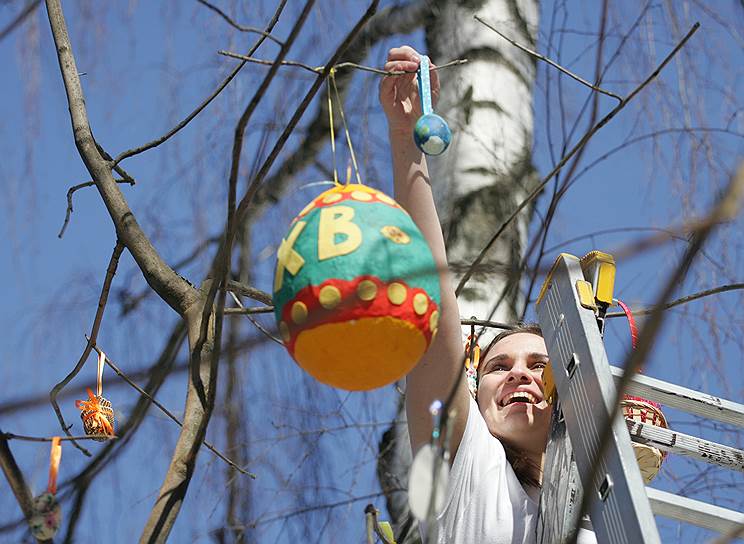 В парке &quot;Швейцария&quot; расписные яйца украсили пасхальное дерево