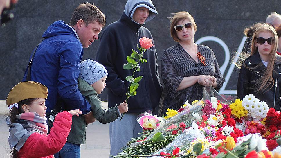 Цветы к Вечному огню возлагали представители всех поколений