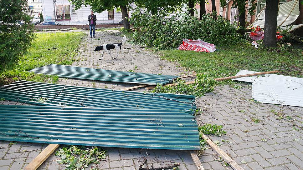 Синие заборы наконец-то демонтированы, хоть и необычным способом