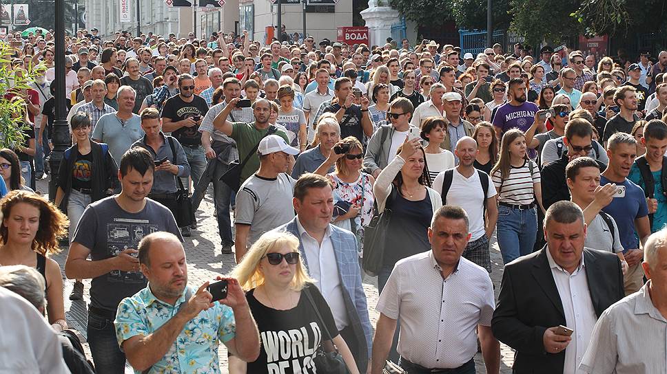 По подсчетам &quot;Ъ-Приволжье&quot; по Большой Покровской прошли маршем около 500 человек