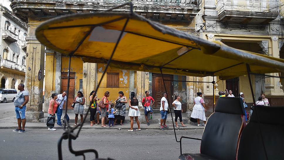В Гаване пассажиры строго соблюдают очередь, ожидая автобуса