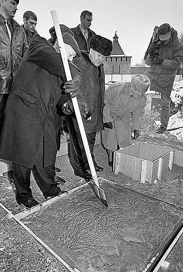 В ноябре 1997 года тогдашний губернатор Нижегородской области Иван Скляров заложил отель, который должен был стать первым пятизвездочным в регионе. До этого площадка была занята гостиницей «Москва», пришедшей в негодность