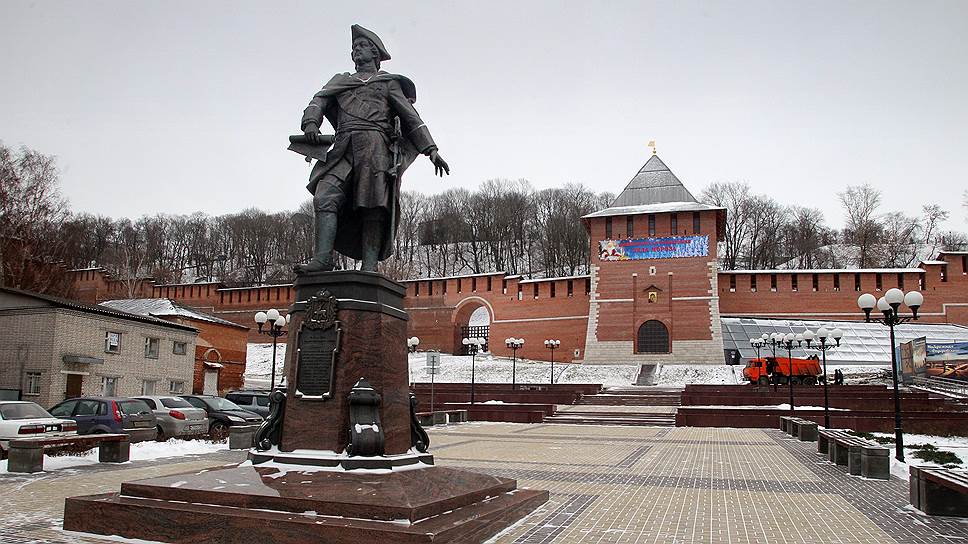 Сейчас перед восстановленной башней возвышается памятник Петру Первому