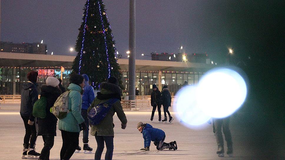 Какие же новогодние праздники без катка и &quot;поиска червонцев&quot; на льду