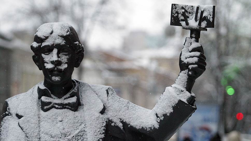 Этот чугунный фотограф знаком каждому нижегородцу. Говорят, периодическое исчезновение фотовспышки в его левой руке объясняется тайным обрядом посвящения в фотографы