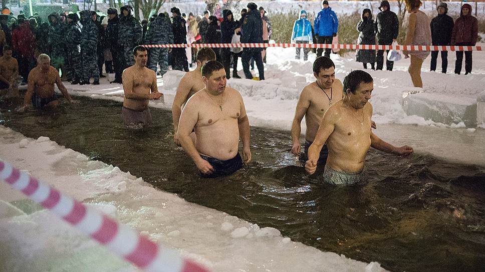 В проруби было многолюдно, как на центральной улице