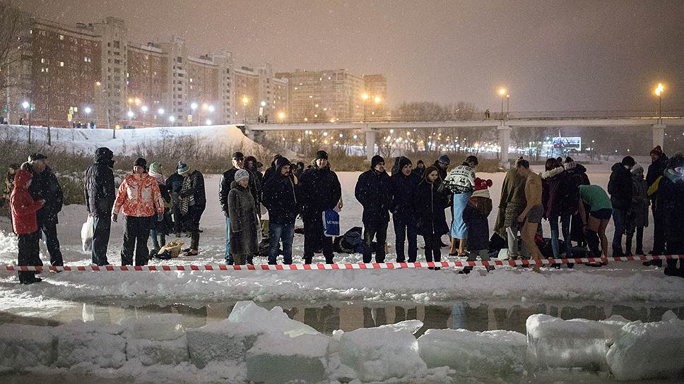 На Мещерском озере у проруби было тоже не протолкнуться