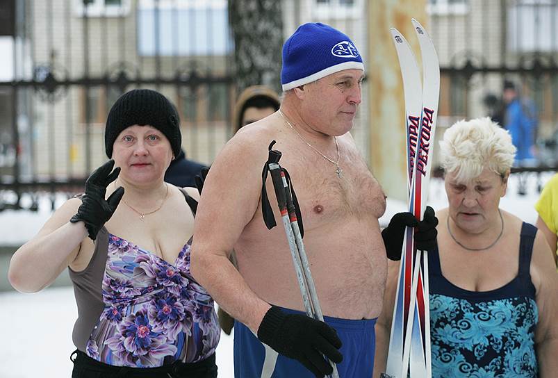 Бежать на лыжах и одновременно моржевать могут не только мужчины