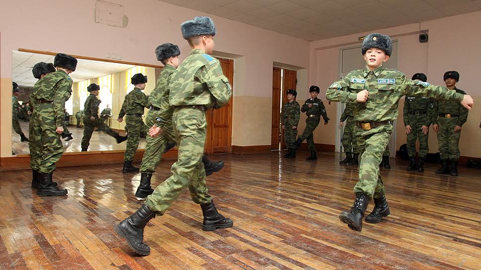 Этим мальчишкам на переменах не до беготни. Они в это время ходят. Строем