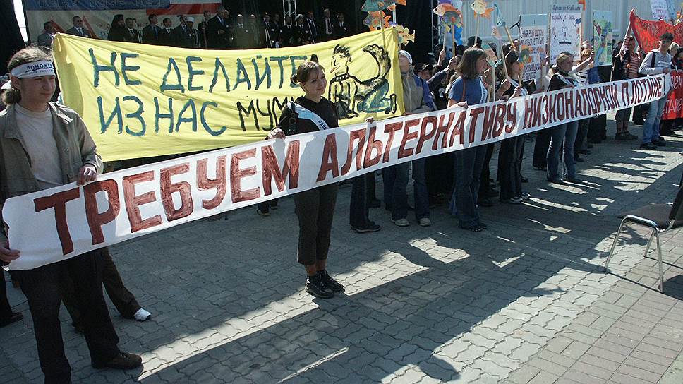 Но раньше нижегородцы выступали против возведения плотины. Так в 2004 году они устроили акцию протеста на форуме «Великие реки» на нижегородской ярмарке