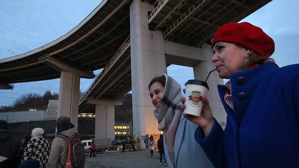 Местный фастфуд вовремя сориентировался, наладив под метромостом торговлю напитками