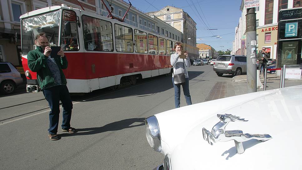 Городскому транспорту было не протолкнуться между желающими сфотографировать раритеты