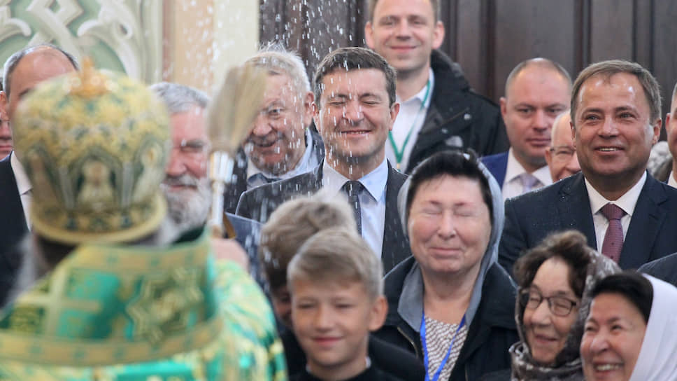 Чиновники и бизнесмены в этот момент немного заскучали, но пытались сохранить невозмутимый внешний вид