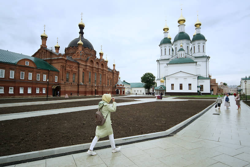 Теперь кроме храма преподобного Серафима Саровского, в котором долгие годы был драматический театр (слева), на монастырской площади появился Успенский храм (справа)