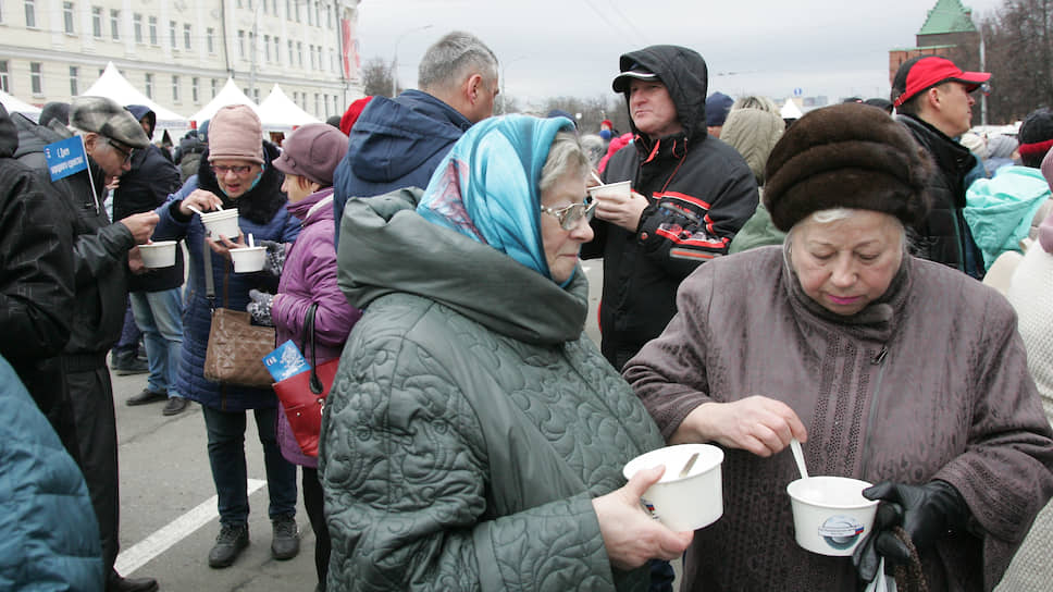 На какое-то время главная площадь города превратилась в столовую