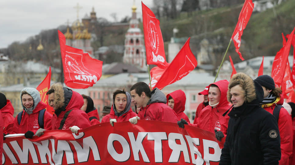 Большинство митингующих выглядели значительно моложе пятидесяти