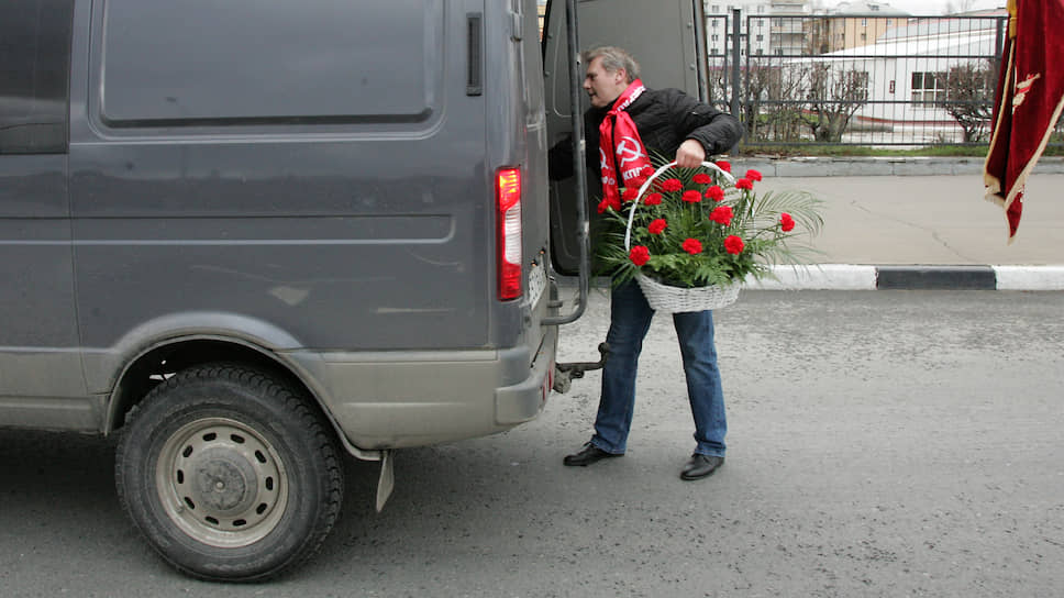 Цветы для вождя мирового пролетариата припасены заранее