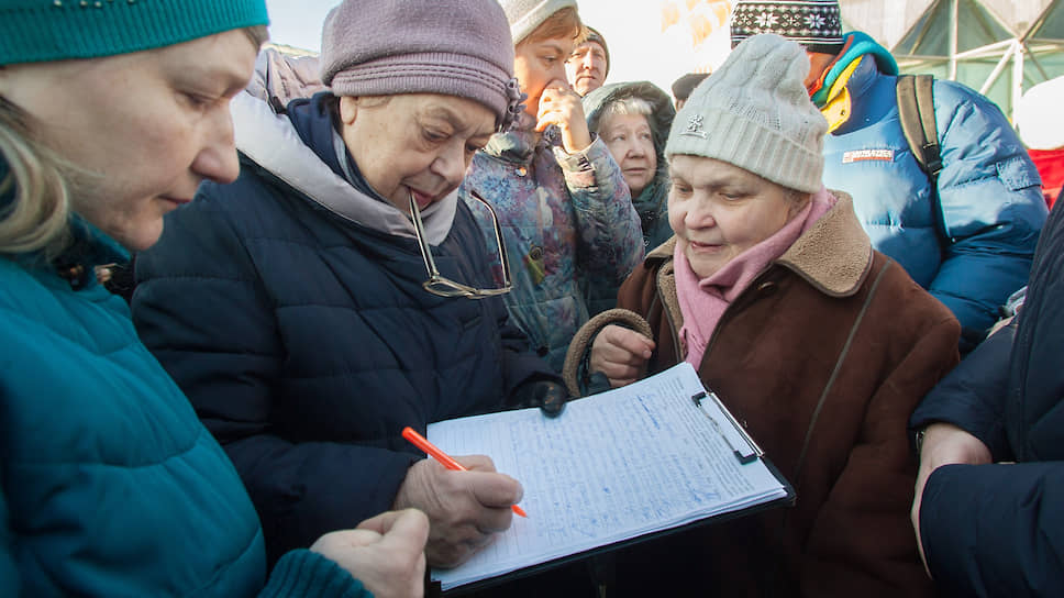 Пока ораторы через микрофон ругали руководство областного минздрава, автозаводцы не теряли времени, собирая подписи за сохранение отделения