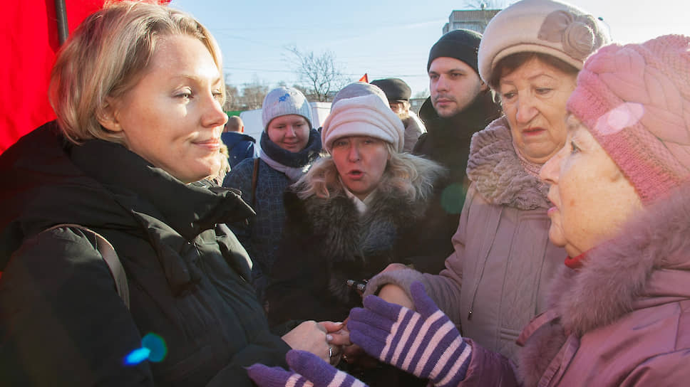 Главврачу 40-й больницы Ольге Мануйленко (слева) пришлось нелегко, когда ее окружили женщины автозаводской глубинки с неприятными вопросами