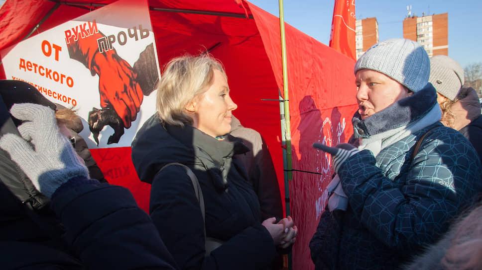 Главврач больницы №40 Ольга Майнуленко (слева) не смогла убедить митингующих в оправданности перевода детской хирургии