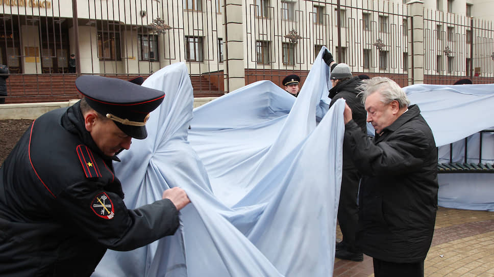 Апрель 2015. Перед зданием ГУ МВД по Нижегородской области открылся памятник трем поколениям нижегородских правоохранителей. Правда, недовольные полицейские жаловались, что деньги на часовню и памятник личному составу пришлось жертвовать в добровольно-принудительном порядке