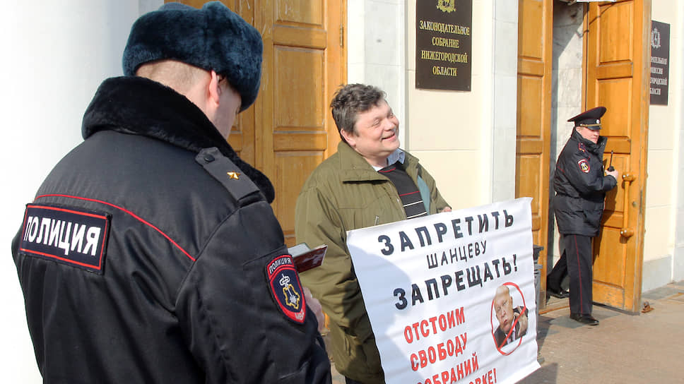 Сентябрь 2017. Законодательное собрание области по инициативе правительства ввело запрет на проведение митингов и шествий по центральной пешеходной улице Нижнего Новгорода Большой Покровской. На снимке: правозащитник Станислав Дмитриевский в одиночном пикете