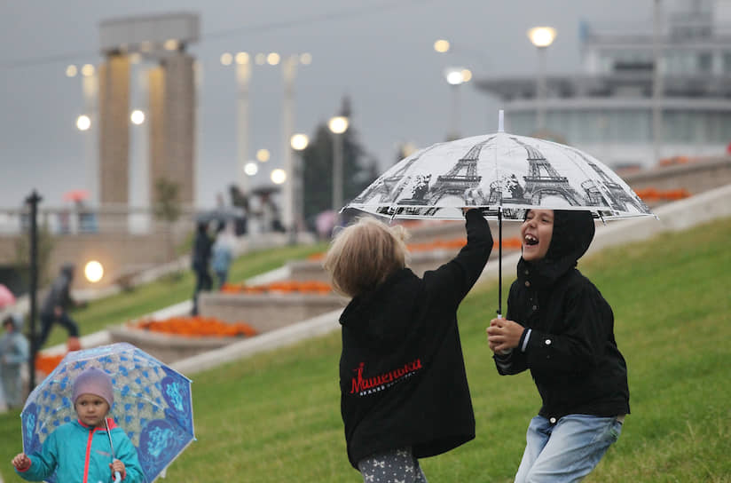 Август 2019. За десять лет власти Нижнего Новгорода несколько раз переносили дату празднования Дня города, мотивируя это желанием провести праздник в хорошую погоду. Однако очередной перенос не увенчался успехом – в 2019 году День города снова прошел под дождем