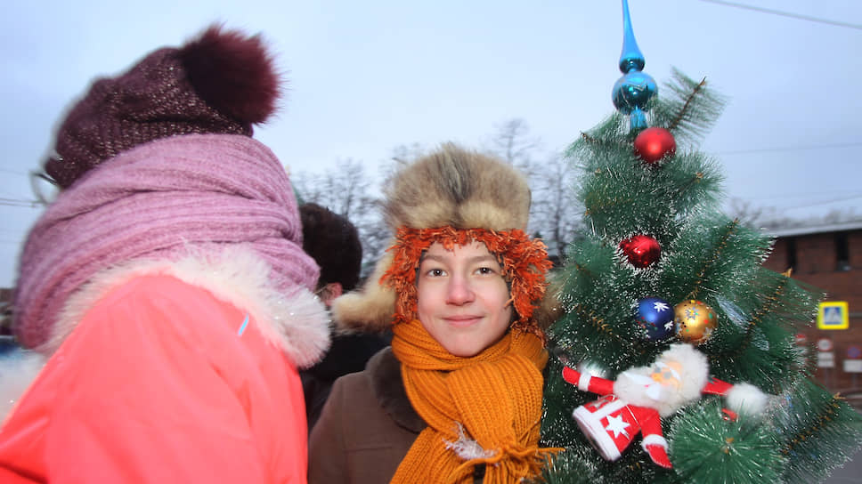 Каждый наряжает елку там, где его застал Новый год