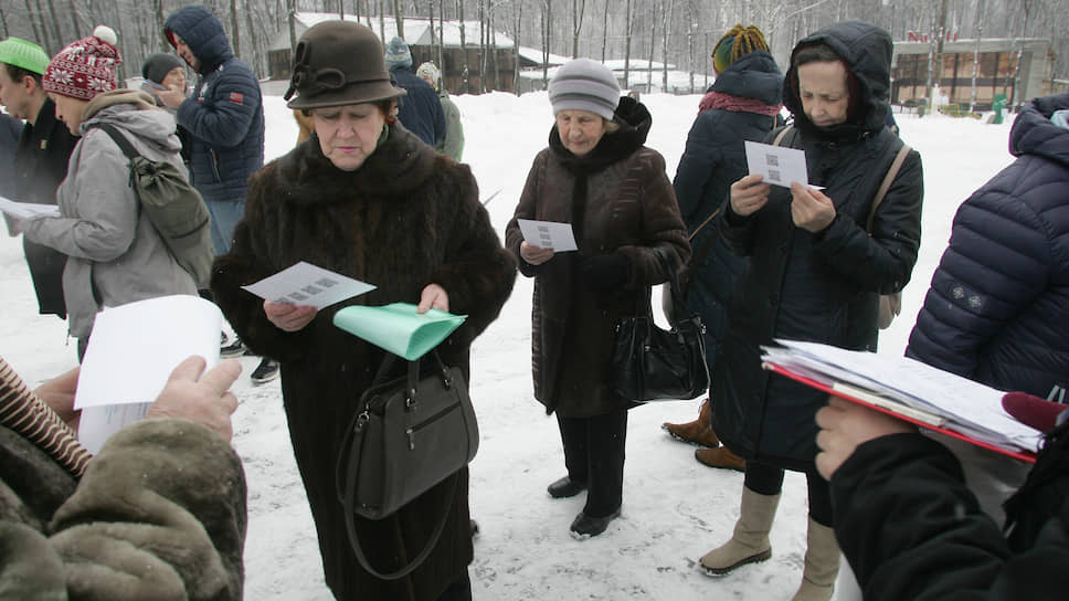 Всем пришедшим организаторы раздали памятку с предысторией и предложением вступить в попечительский совет парка