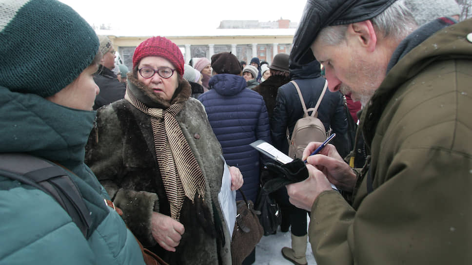 Результатом схода стала внушительная стопка подписей, собранных в защиту парка