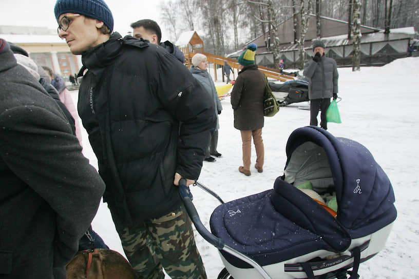 Даже случайные прохожие, гуляющие по зимнему парку, не остались равнодушными к его судьбе