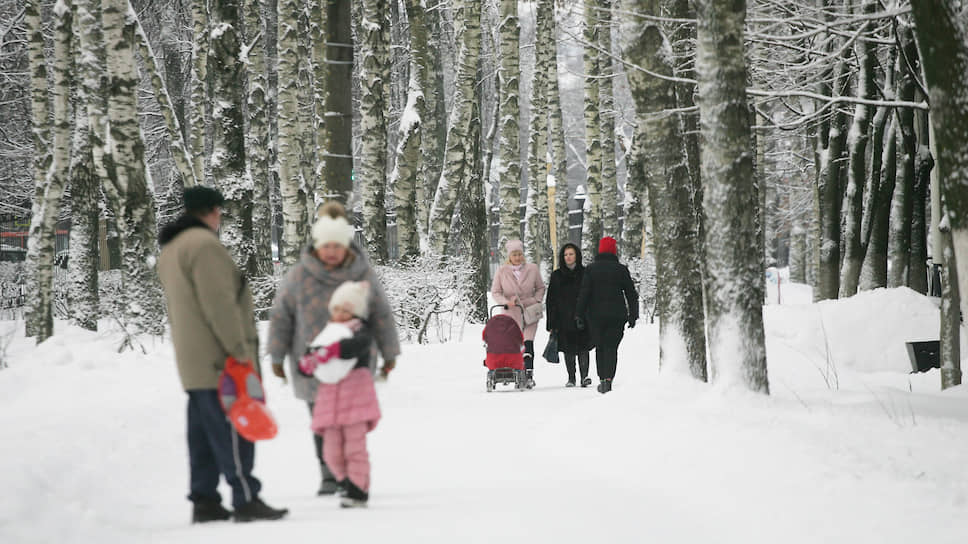 Несмотря на непроходимые лужи в городе, внутри парка горожане прогуливались с комфортом