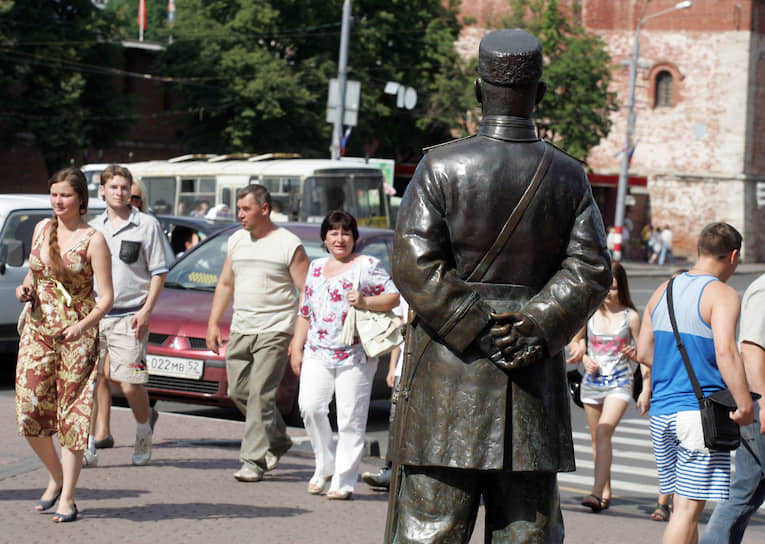 Памятник майору Федоренко еще недавно встречал входящие на улицу потоки пешеходов