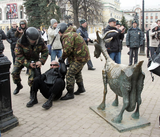 Хотя не так давно скульптуру едва не перевернули участники и гости митинга. Апрель 2013 года: сотрудники ОМОНа проводят задержание