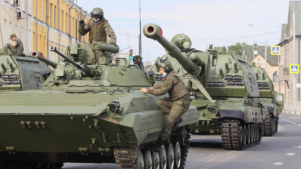 По окончании московского парада пришло время запускать моторы нижегородским танкистам