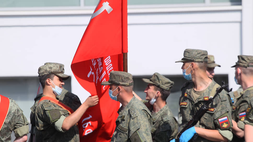Потрогать боевое знамя интересно каждому военному