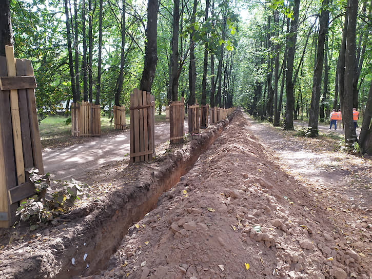 В парке роют траншеи, чтобы проложить коммуникации – трубы водоснабжения и водоотведения и электрические сети