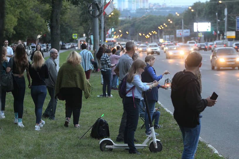 Все чаще протестующим сигналят проезжающие мимо автомобили и даже муниципальные автобусы и троллейбусы