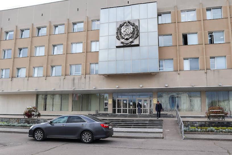 Здание, в котором располагаются администрация и дума Сарова, украшает герб РСФСР

