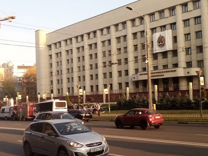Первые сообщения о самоубийстве нижегородки около здания ГУ МВД стали поступать после 16:00