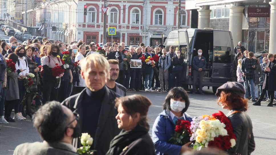Перед выносом гроба улицу Октябрьскую перекрыла толпа