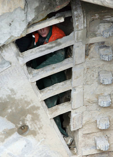 В 2010 году на поверхность вышел проходческий щит, выкопавший первый перегонный тоннель от метромоста до площади Горького