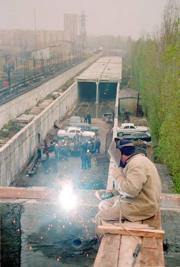 Станцию метро &quot;Буревестник&quot; ввели в эксплуатацию в ноябре 2002 года. На фото – момент ее строительства
