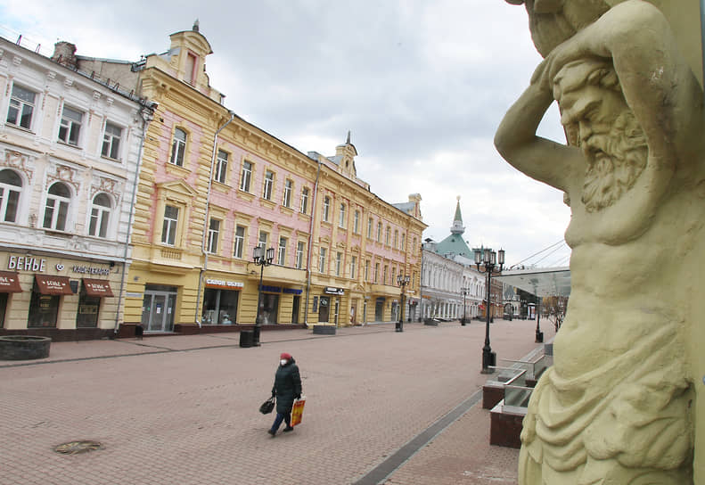 Никогда еще главная пешеходная улица города не выглядела такой пустынной