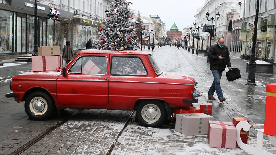 На улицах города – новые инсталляции с елкой прямо на крыше автомобиля